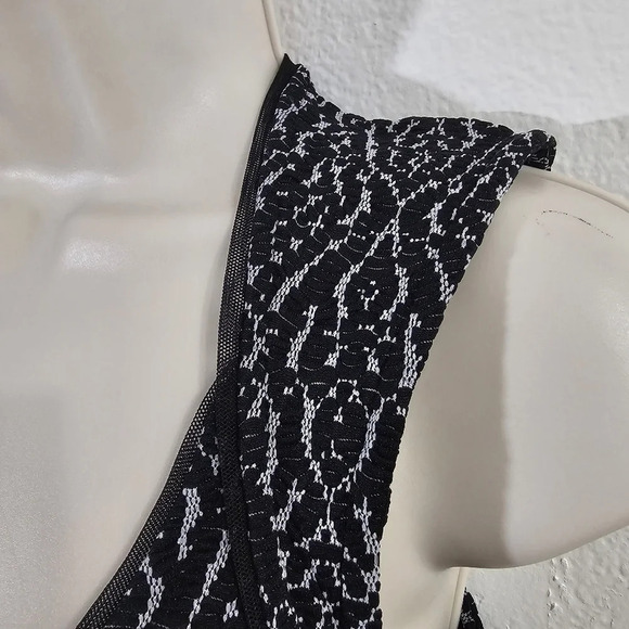 URBAN OUTFITTERS SILENCE + NOISE Black White Keyhole Back Dress Size XS - Picture 7 of 10